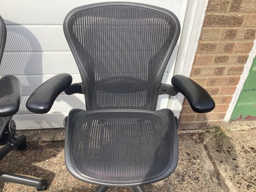 Herman miller black aeron - 1,