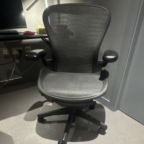 Herman miller aeron grey - herman, mesh
