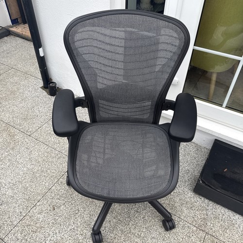 Herman miller aeron chair - miller, size